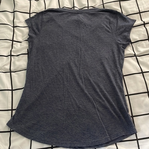 Women’s Auburn Tigers v-neck t-shirt size small - Picture 2 of 4